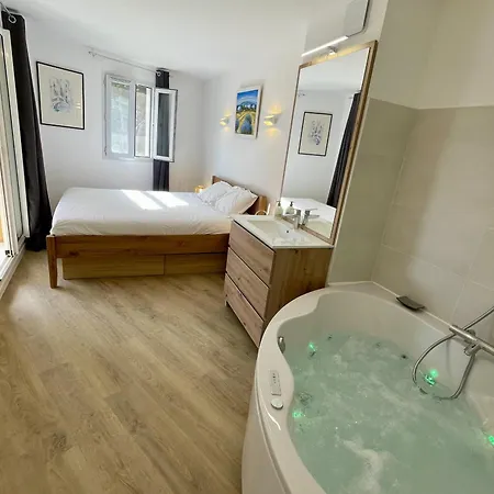 Pinede Vue Clim Jacuzzi 耶尔