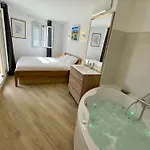 Pinede Vue Accés Direct à La De La Badine Clim Jacuzzi Piscine Hyères